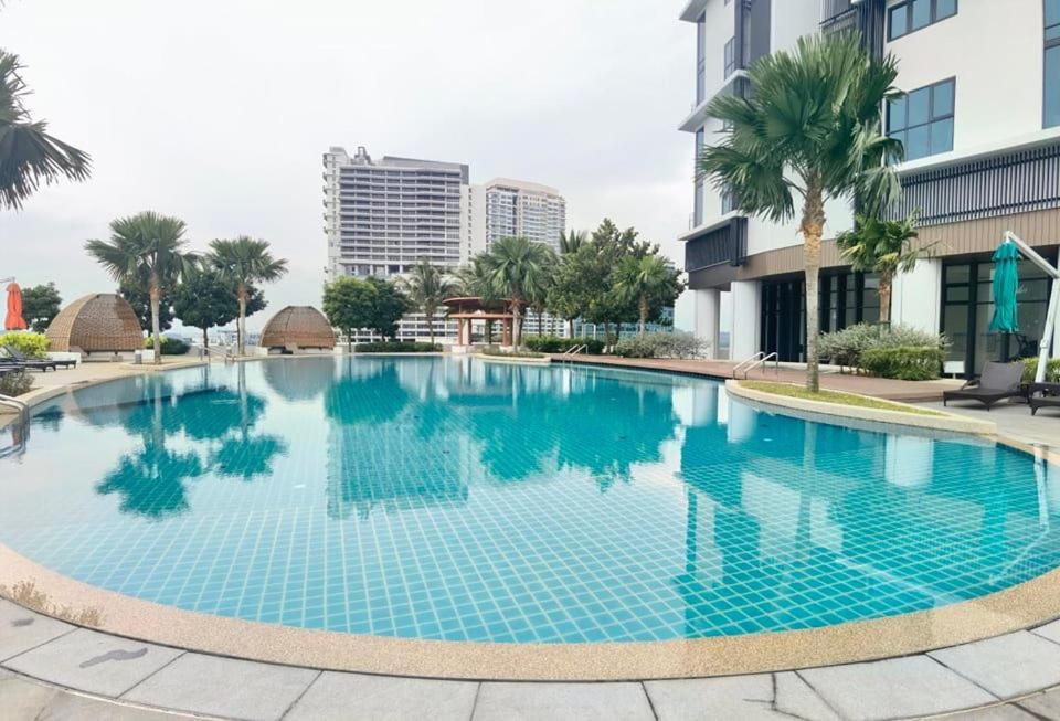 C1113 Almas Suites Galaxy Space Netflix By Stay Nusajaya  Bagian luar foto